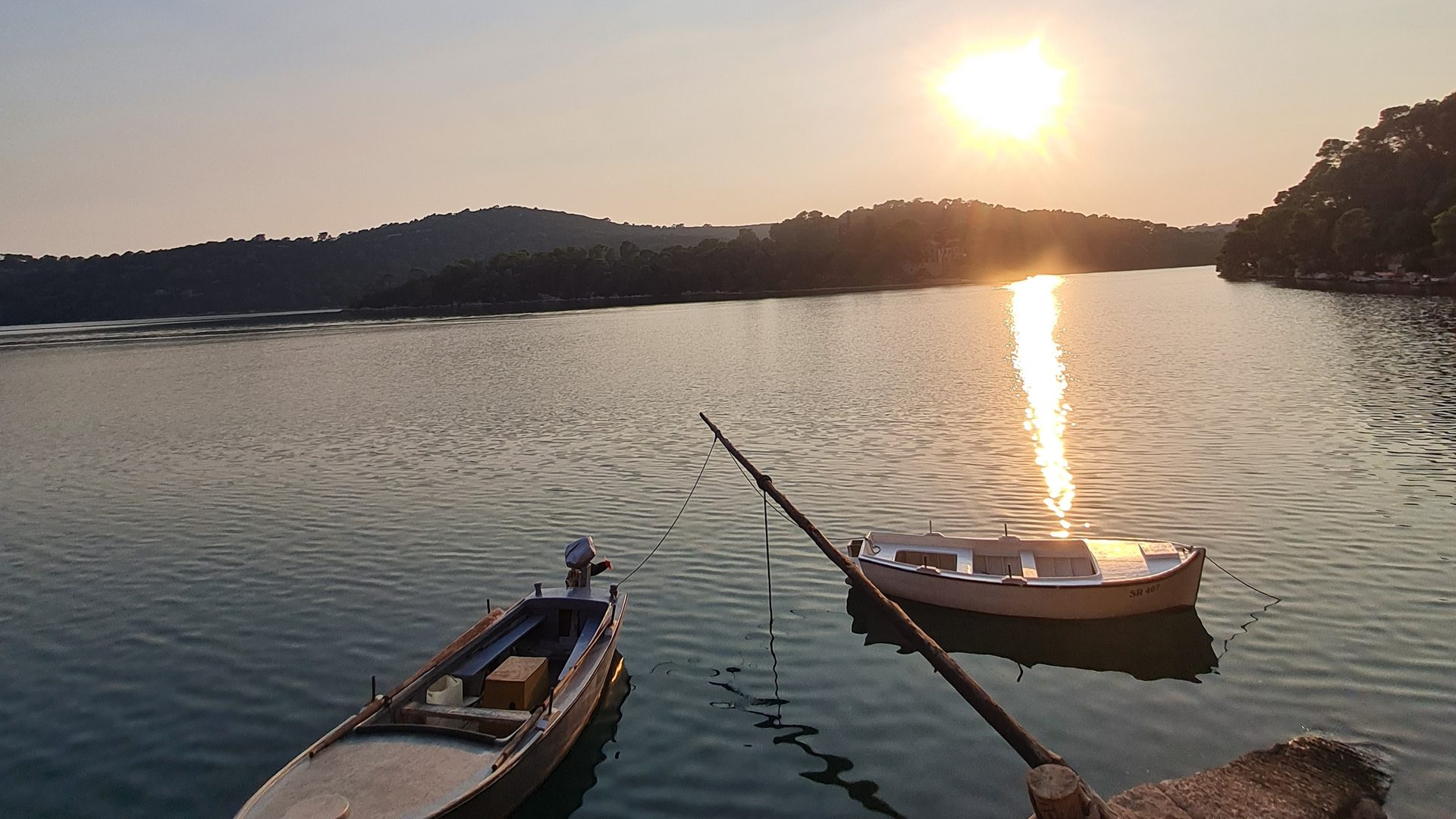 Zwei kleine Boote am Abend in einer Bucht